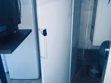un réfrigérateur dans un coin de la cuisine, dont la porte est ouverte