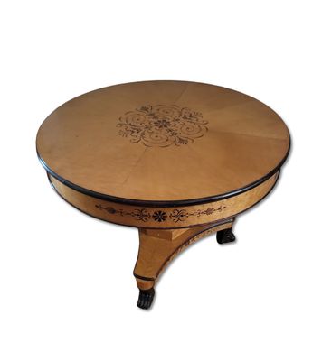 une image représentant une table en bois ornée d'un motif floral