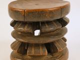 une image représentant un tabouret en bois orné d'un motif circulaire