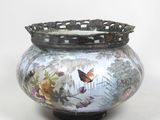 un vase sur lequel est peint un papillon sur fond blanc