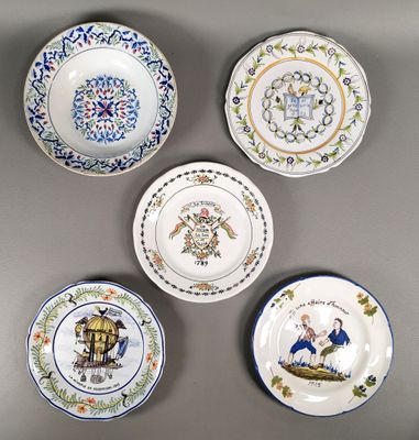 quatre assiettes ornées de motifs différents, posées sur un fond gris