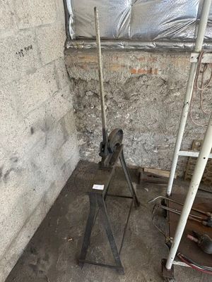 une échelle adossée au mur d'une pièce