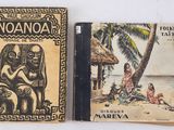 deux vieux livres posés sur une table l'un à côté de l'autre
