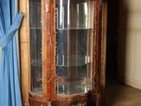 une vitrine en verre dans un coin de la pièce