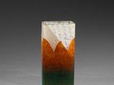un vase en verre orné d'un motif représentant une montagne