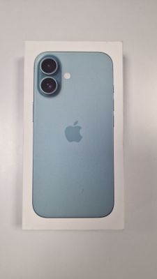 Un iPhone d'Apple est posé dans une boîte sur une surface blanche