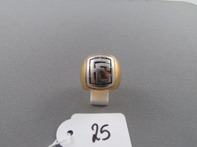 une bague posée sur une table, avec une étiquette de prix