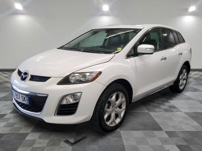 une photo d'un SUV Mazda blanc garé dans un garage