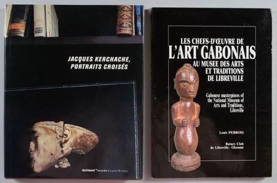 deux livres posés l'un à côté de l'autre sur une table