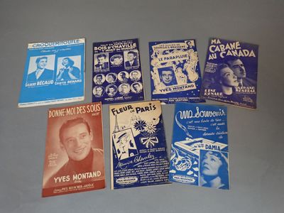 Plusieurs affiches de films anciens sont exposées sur un fond gris