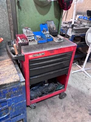 un établi avec des outils dans un garage
