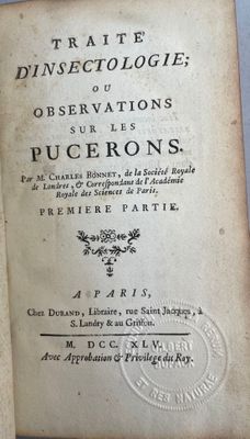 un vieux livre écrit posé sur une table
