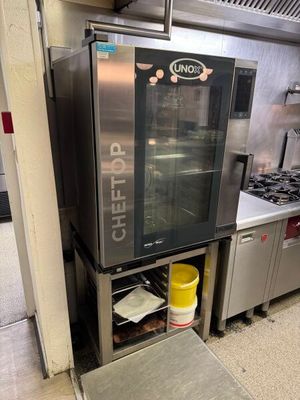un grand four en acier inoxydable dans une cuisine professionnelle