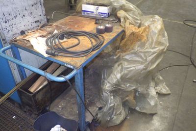 une table sur laquelle se trouvent de nombreux outils