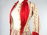 une image représentant une robe de femme ornée d'un foulard rouge