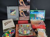 de nombreux livres et jeux posés sur la table