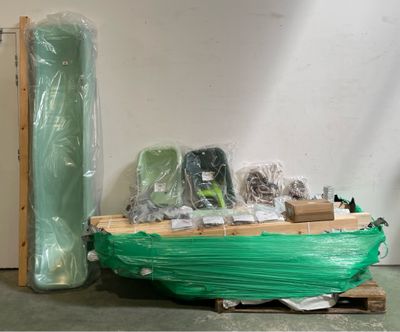un bateau vert posé sur une palette