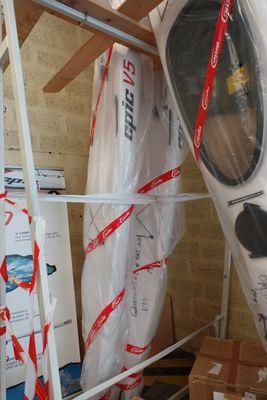 un kayak blanc posé sur une étagère dans une pièce