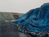 une photo d'une bâche bleue sur le flanc d'une colline