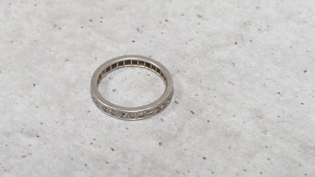Alliance en or gris 750 millièmes entièrement sertie de diamants ...