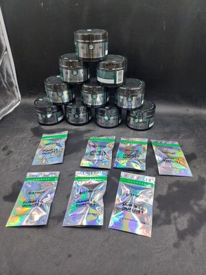 une pile de sachets de cannabis posée sur une table