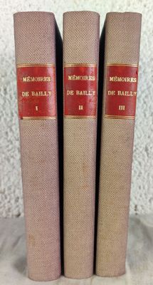 trois livres posés sur une table l'un à côté de l'autre