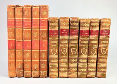 Plusieurs vieux livres sont alignés en rangées sur une surface blanche