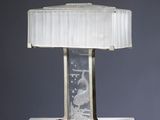une lampe posée sur une table