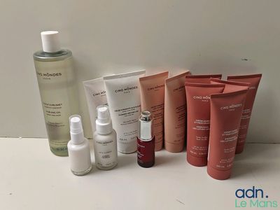 de nombreux types de produits de soins de la peau sur une table