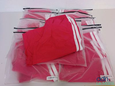 un sac de vêtements posé sur une table