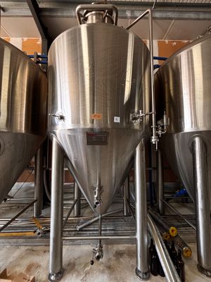 1 cuve à fermentation HEM 2000 L