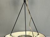 une assiette noire et blanche sur laquelle est posée une lampe