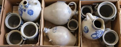 une boîte remplie de vases posés sur une table