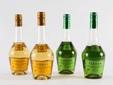 trois bouteilles d'alcool posées les unes à côté des autres sur une surface blanche