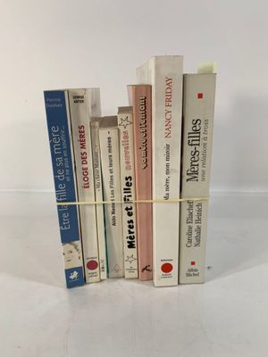 plusieurs livres sont empilés sur une surface blanche