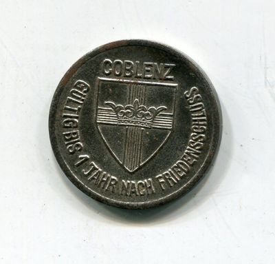 une vieille pièce de monnaie sur laquelle figure un blason