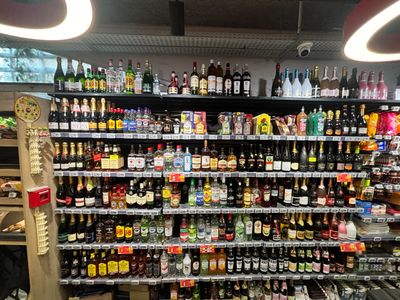 de nombreuses bouteilles d'alcool sur les étagères du magasin
