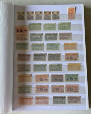 une photo d'un livre sur lequel sont posés beaucoup de billets anciens