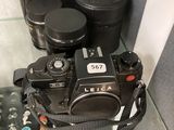 un appareil photo et d'autres objets exposés dans une vitrine