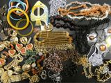 plusieurs types de colliers et de bracelets différents disposés sur une table