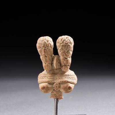 une image représentant une sculpture d'oiseau sur un socle