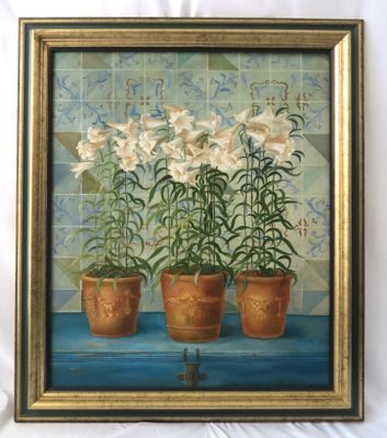 une peinture à l'huile représentant trois fleurs blanches en pot posées sur une table bleue