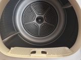 un gros plan d'une machine à laver dont la porte est ouverte