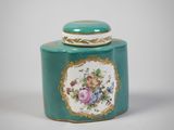 une boîte à thé ornée d'un motif floral