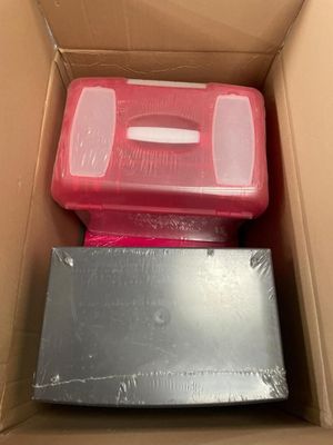 deux boîtes qui se trouvent à l'intérieur d'un carton