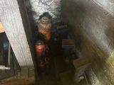 une borne d'incendie située dans un coin d'une pièce