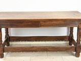 une table en bois surmontée d'un tiroir