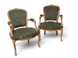 paire de fauteuils de style Louis XV avec revêtement vert, revêtement vert, revêtement vert, revêtement vert