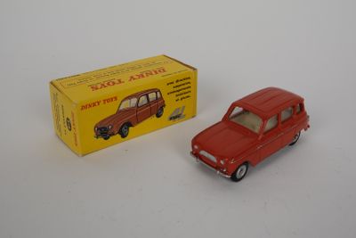 une petite voiture rouge à côté d'une boîte jaune sur une surface blanche