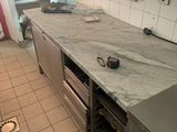 une cuisine où il y a beaucoup de vaisselle posée sur le plan de travail